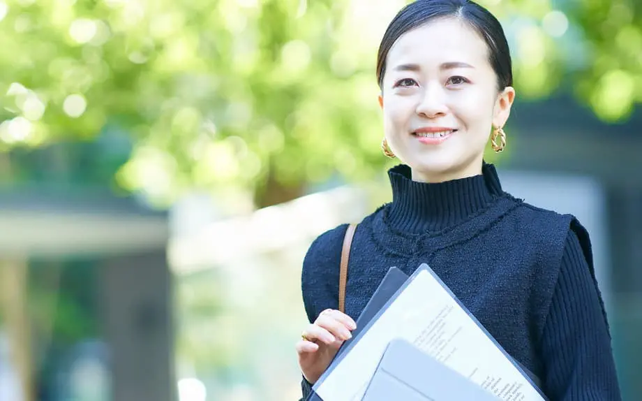 働く女性 屋外の写真