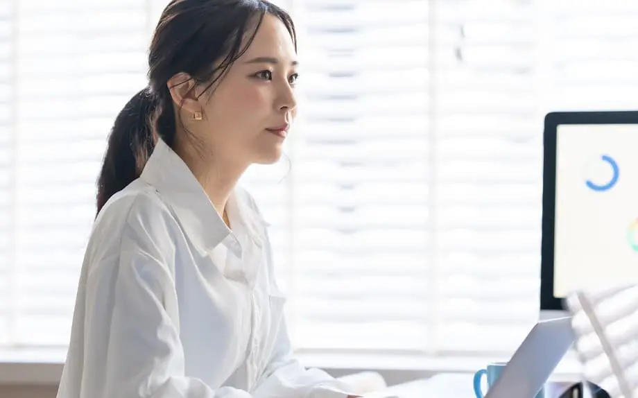 オフィスで働く若い女性起業家